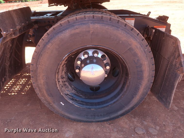 image for item DH0928 2005 Freightliner Columbia  semi truck