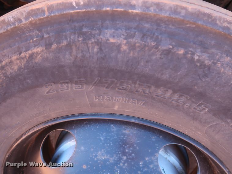 image for item DH0928 2005 Freightliner Columbia  semi truck