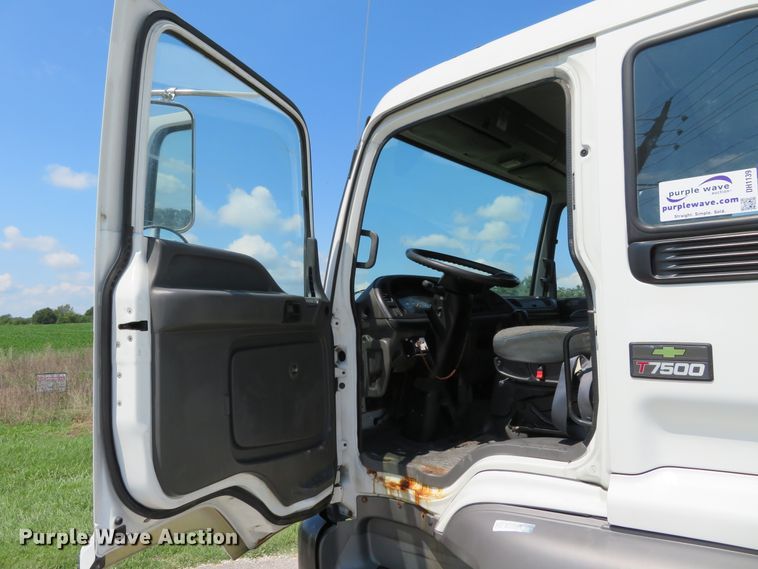 image for item DH1139 2007 Chevrolet T7500  box truck