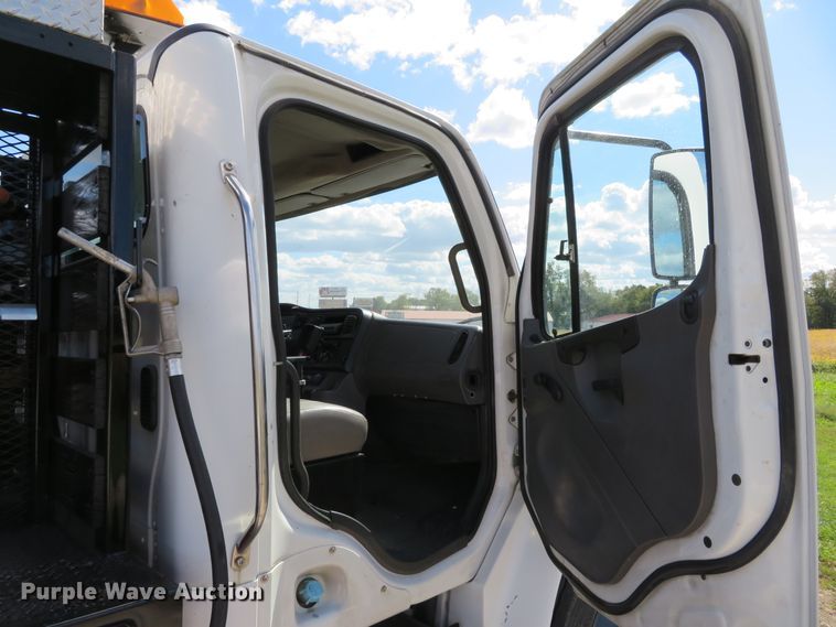 image for item DH1242 2007 Freightliner Business Class M2  flatbed truck