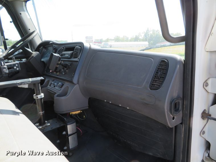 image for item DH1242 2007 Freightliner Business Class M2  flatbed truck