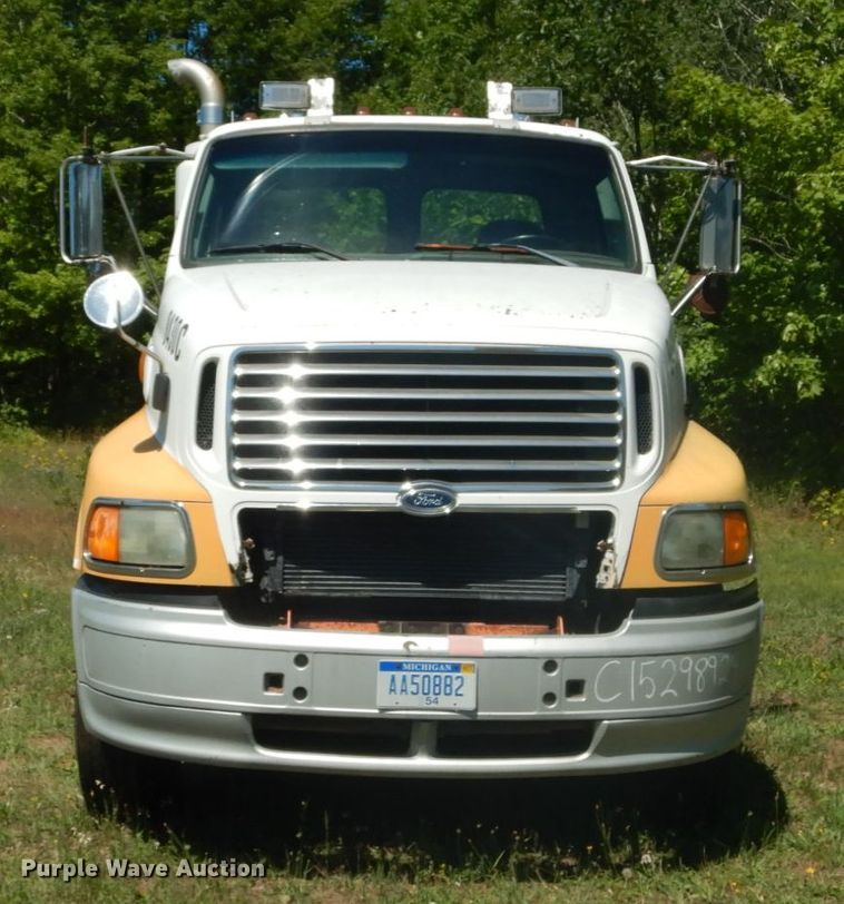 image for item DH5144 1998 Ford LA9000  semi truck