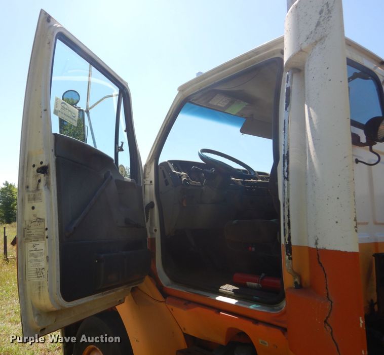 image for item DH5144 1998 Ford LA9000  semi truck