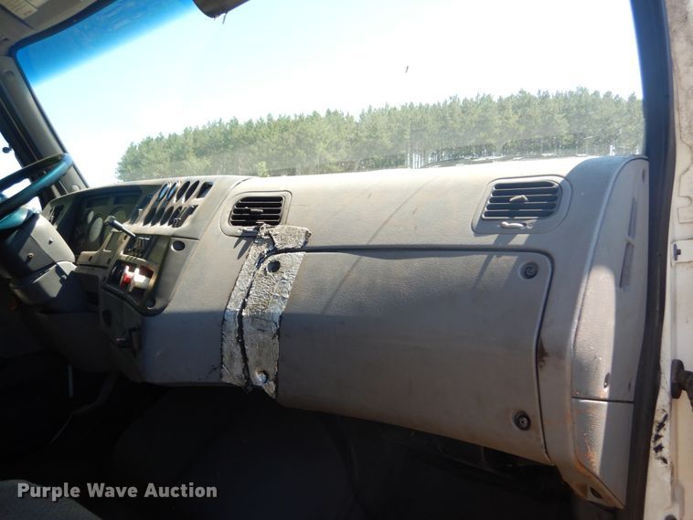 image for item DH5144 1998 Ford LA9000  semi truck