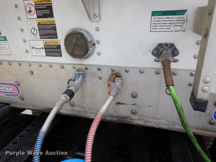 image for item DH5174 2005 Wilson double hopper bottom grain trailer