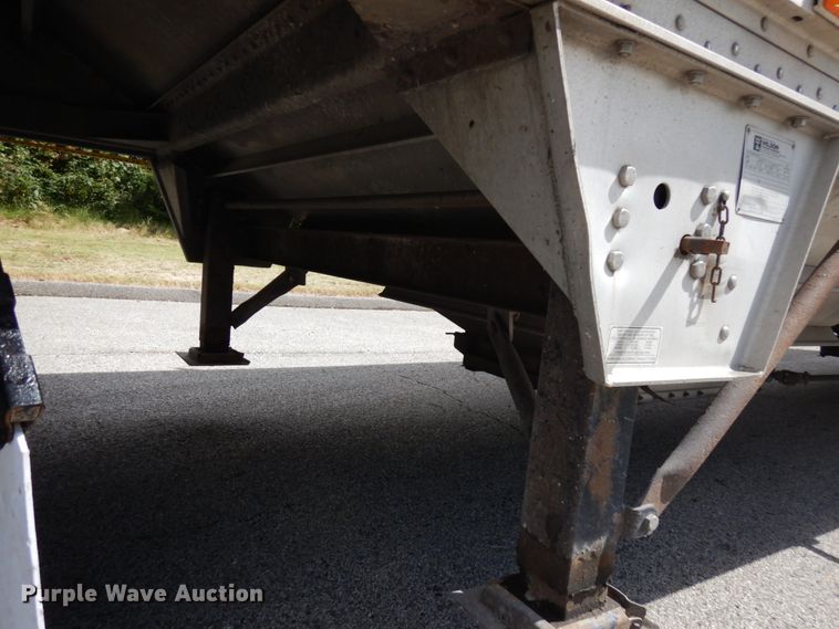 image for item DH5174 2005 Wilson double hopper bottom grain trailer
