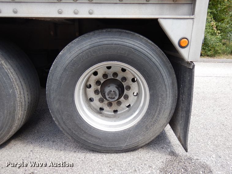 image for item DH5174 2005 Wilson double hopper bottom grain trailer