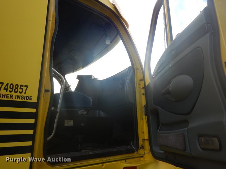 image for item DH5200 1997 Kenworth T2000  semi truck