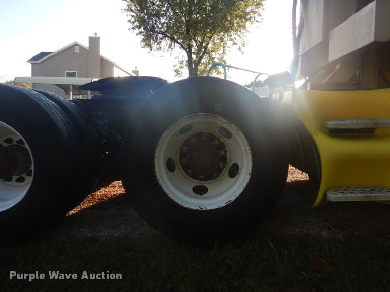 image for item DH5200 1997 Kenworth T2000  semi truck