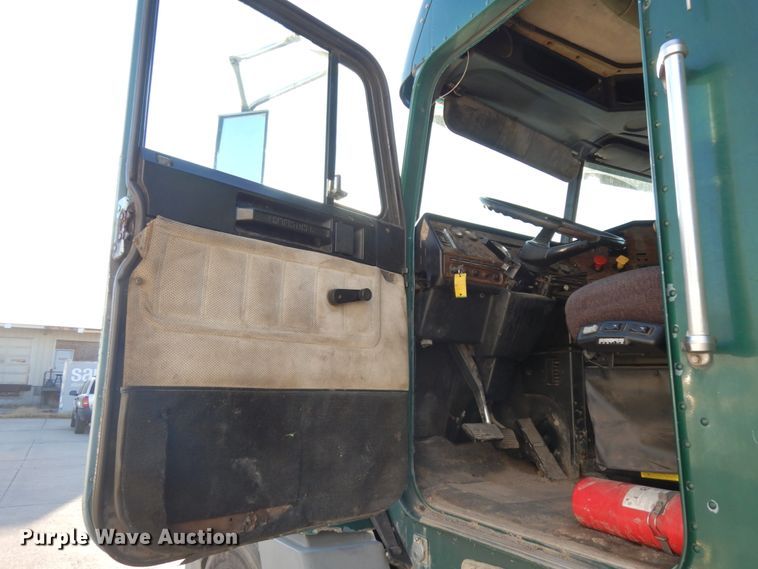 image for item DH6678 1995 Freightliner FLD  semi truck