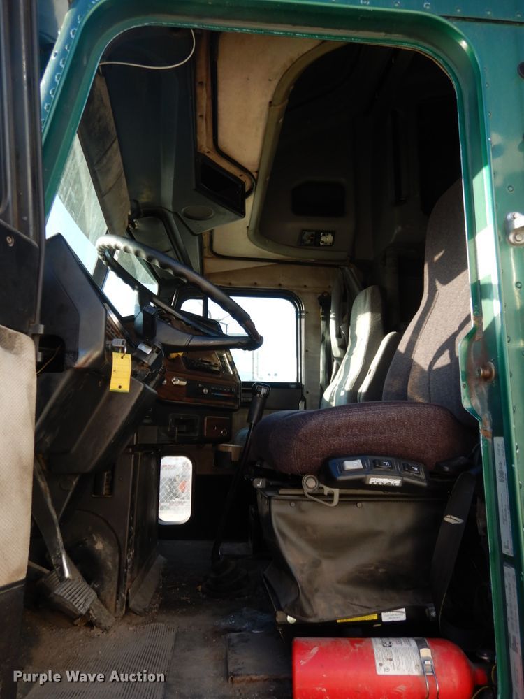 image for item DH6678 1995 Freightliner FLD  semi truck