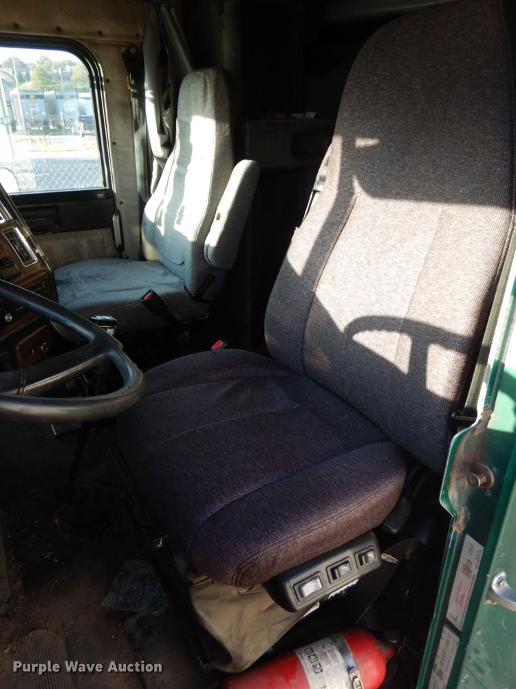 image for item DH6678 1995 Freightliner FLD  semi truck