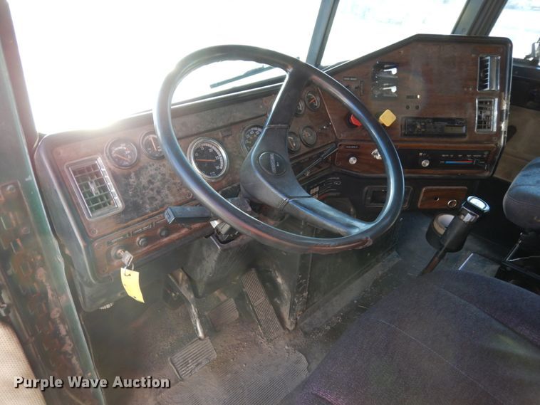 image for item DH6678 1995 Freightliner FLD  semi truck