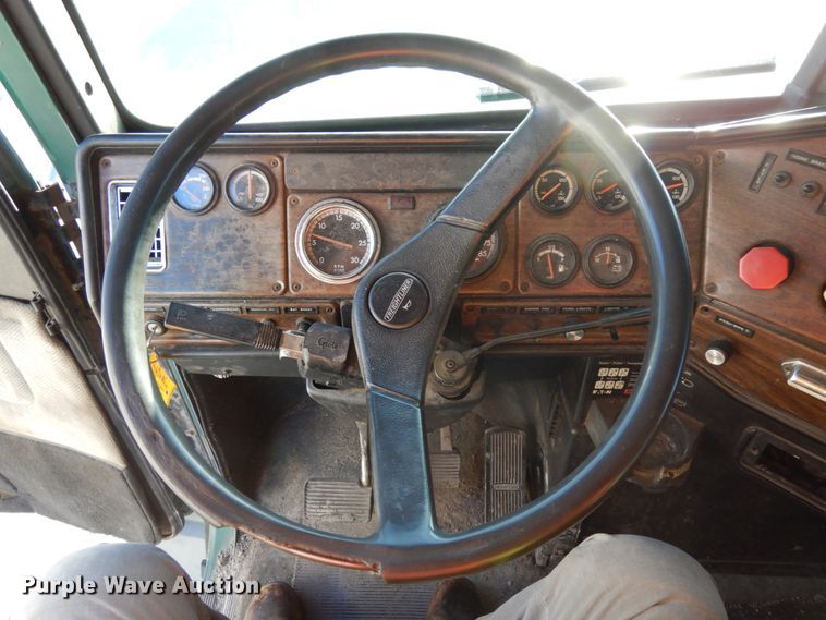 image for item DH6678 1995 Freightliner FLD  semi truck