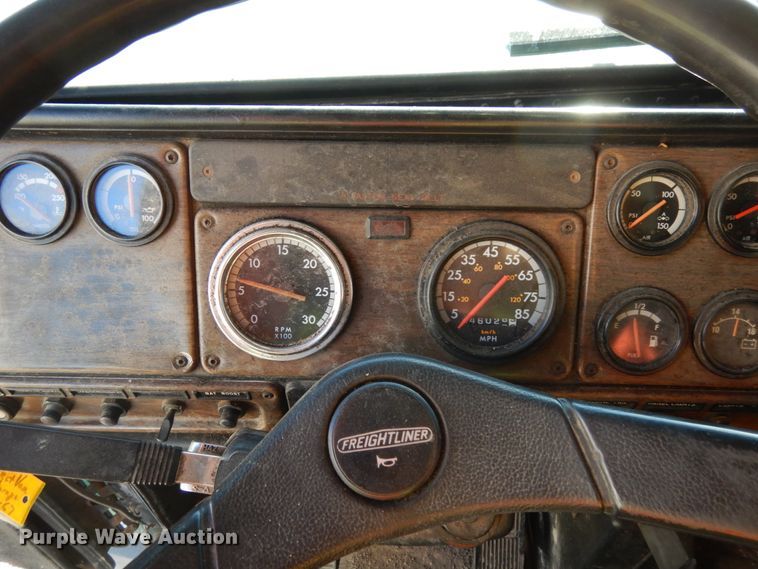 image for item DH6678 1995 Freightliner FLD  semi truck