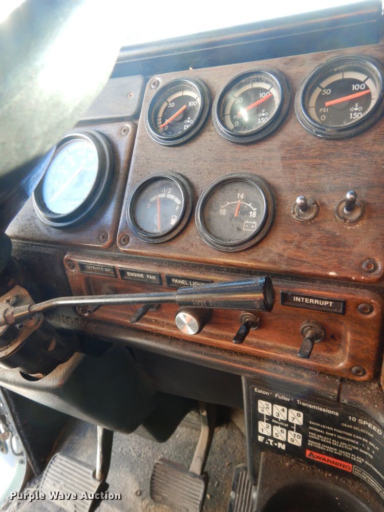 image for item DH6678 1995 Freightliner FLD  semi truck