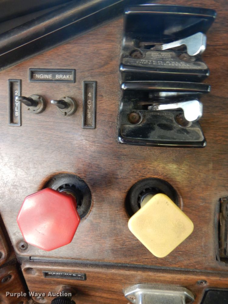 image for item DH6678 1995 Freightliner FLD  semi truck