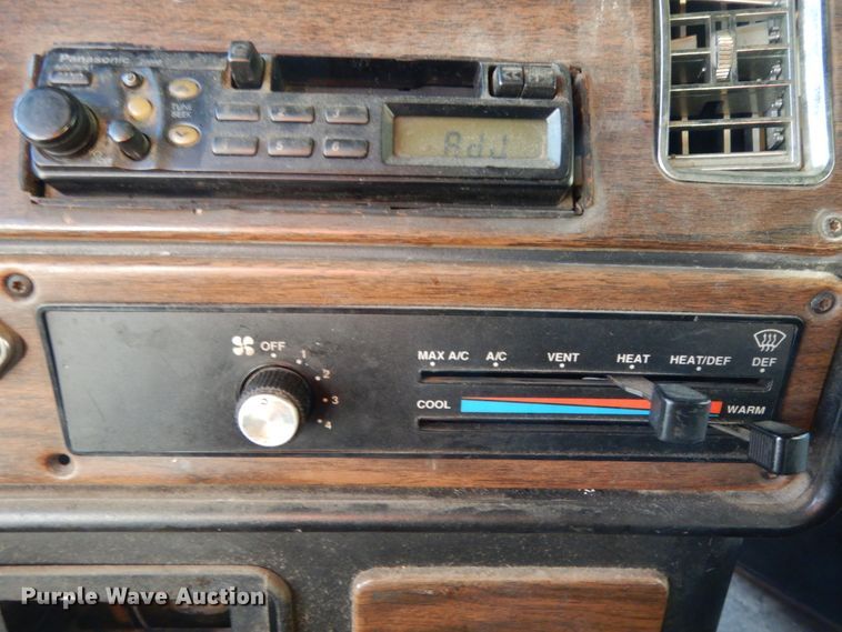 image for item DH6678 1995 Freightliner FLD  semi truck