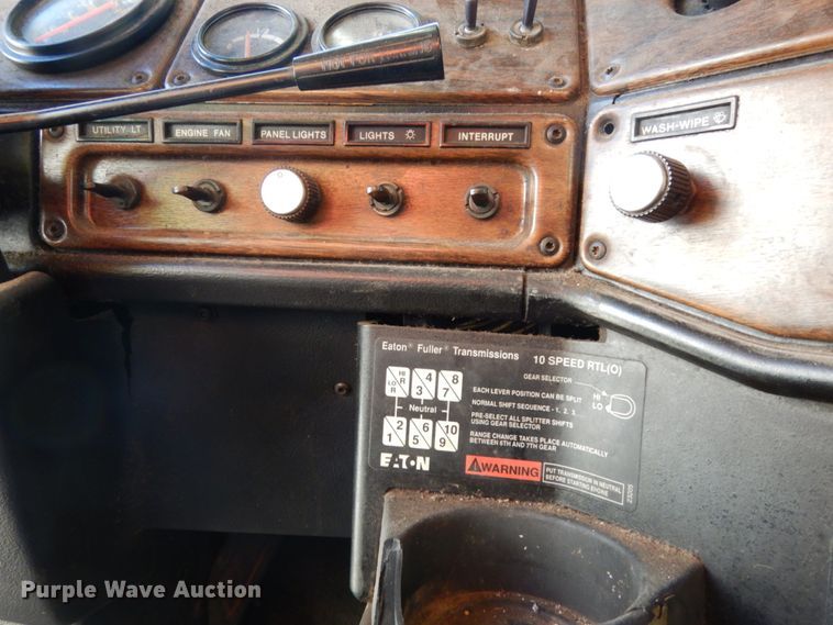 image for item DH6678 1995 Freightliner FLD  semi truck