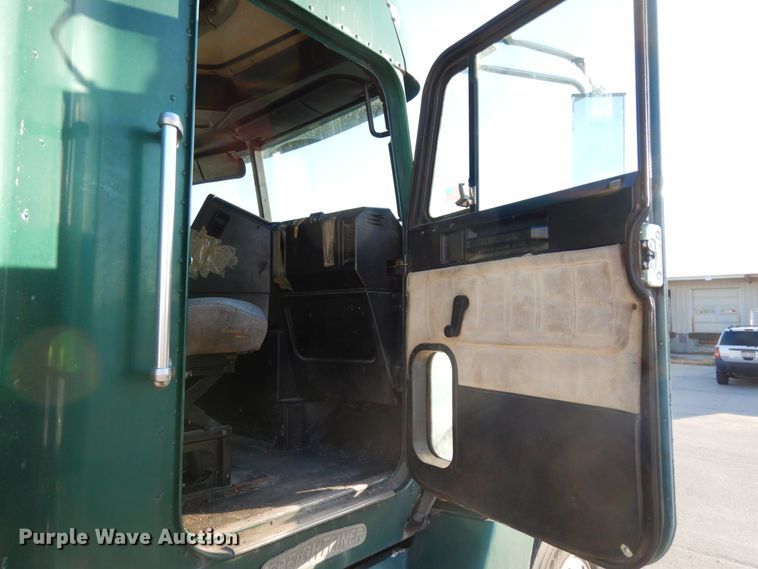 image for item DH6678 1995 Freightliner FLD  semi truck