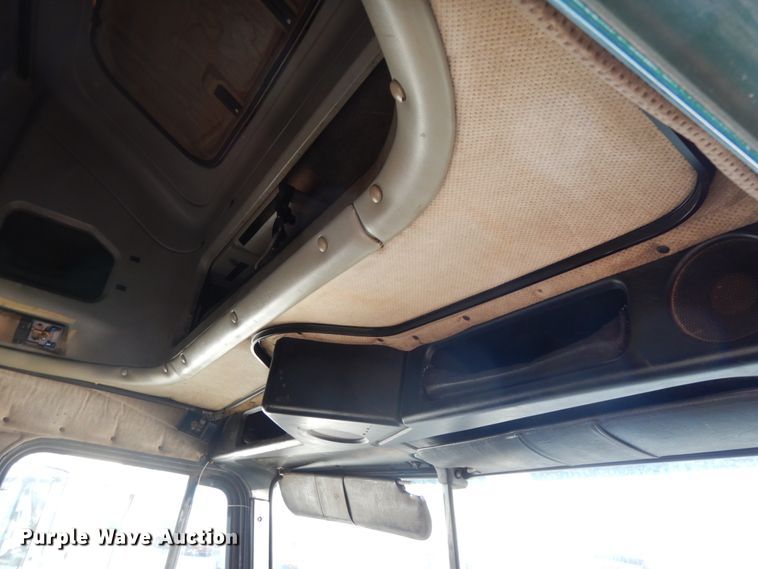 image for item DH6678 1995 Freightliner FLD  semi truck