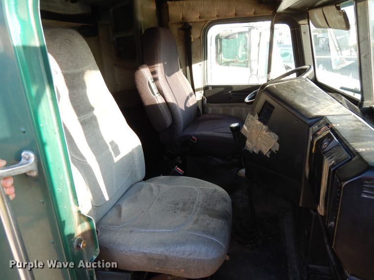 image for item DH6678 1995 Freightliner FLD  semi truck