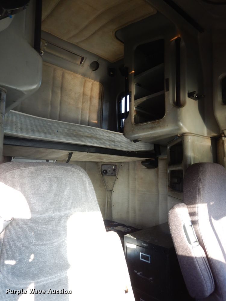 image for item DH6678 1995 Freightliner FLD  semi truck