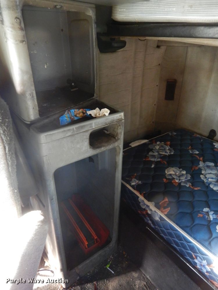 image for item DH6678 1995 Freightliner FLD  semi truck