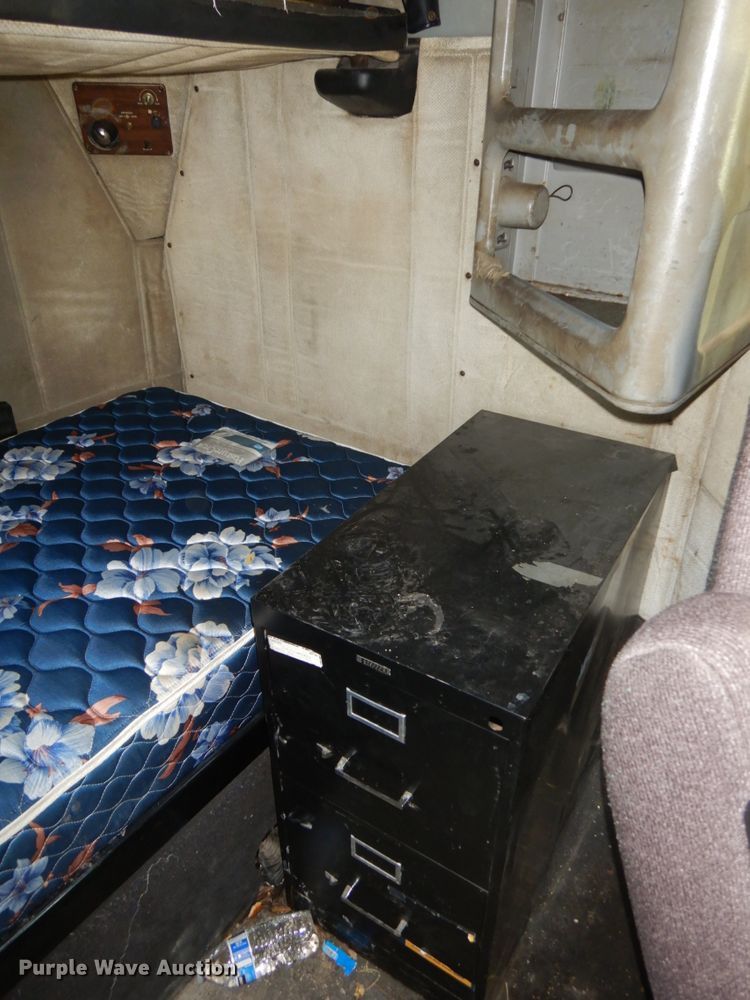 image for item DH6678 1995 Freightliner FLD  semi truck