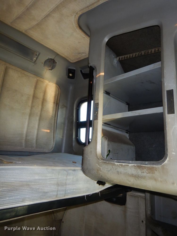 image for item DH6678 1995 Freightliner FLD  semi truck