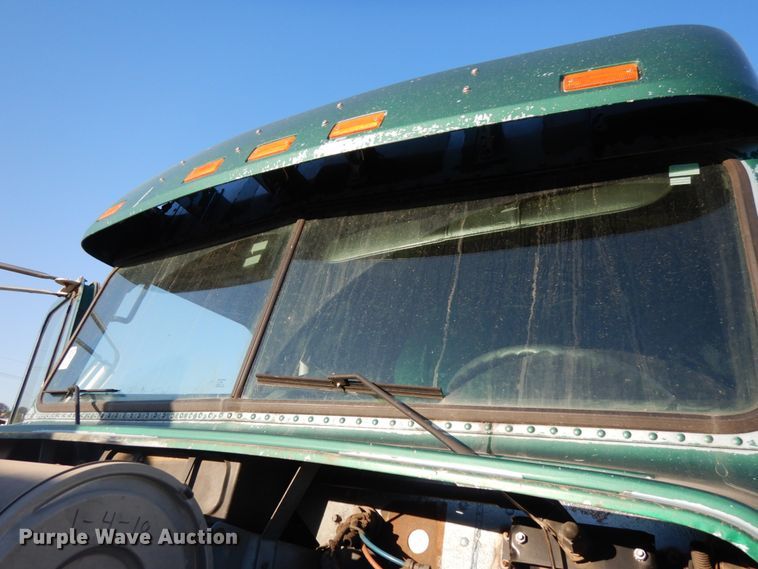 image for item DH6678 1995 Freightliner FLD  semi truck