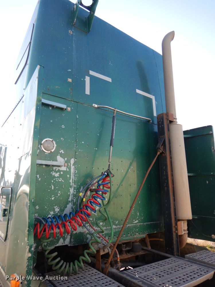 image for item DH6678 1995 Freightliner FLD  semi truck