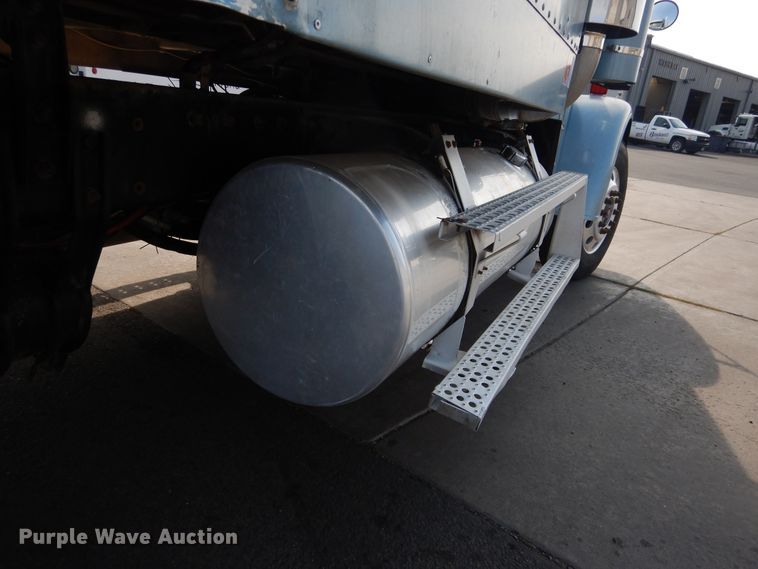 image for item DI3504 1995 Freightliner FLD  semi truck