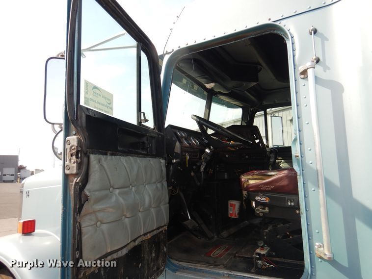 image for item DI3504 1995 Freightliner FLD  semi truck