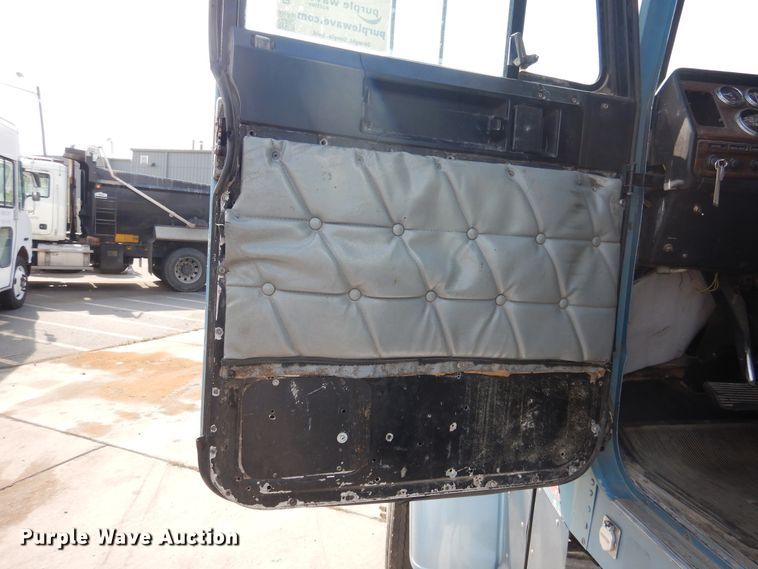 image for item DI3504 1995 Freightliner FLD  semi truck