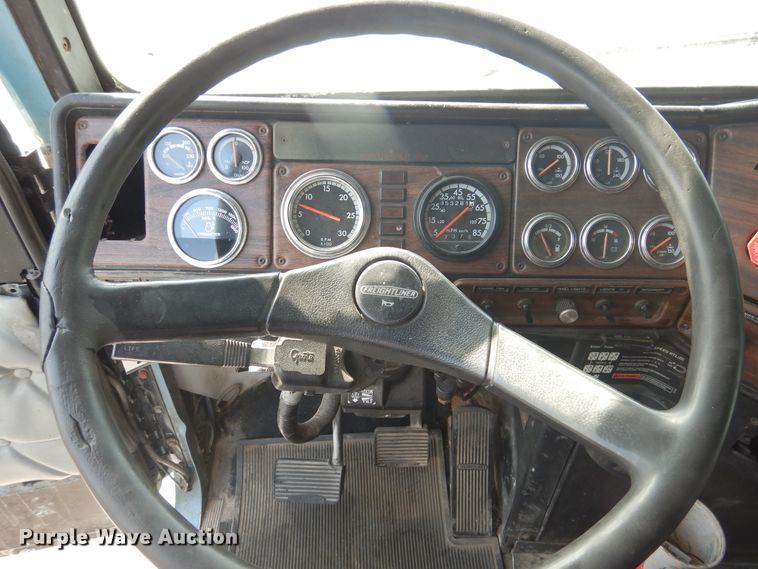 image for item DI3504 1995 Freightliner FLD  semi truck