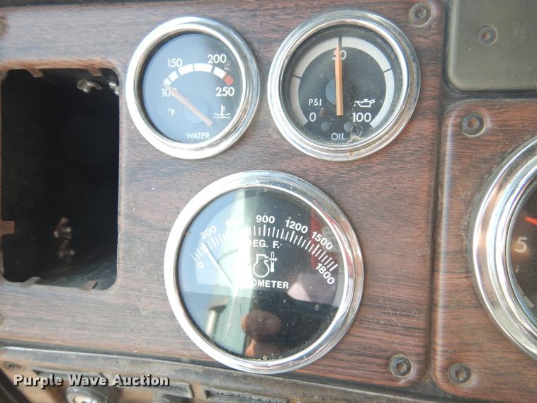 image for item DI3504 1995 Freightliner FLD  semi truck