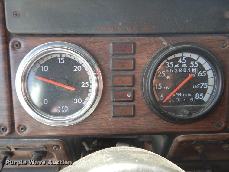 image for item DI3504 1995 Freightliner FLD  semi truck