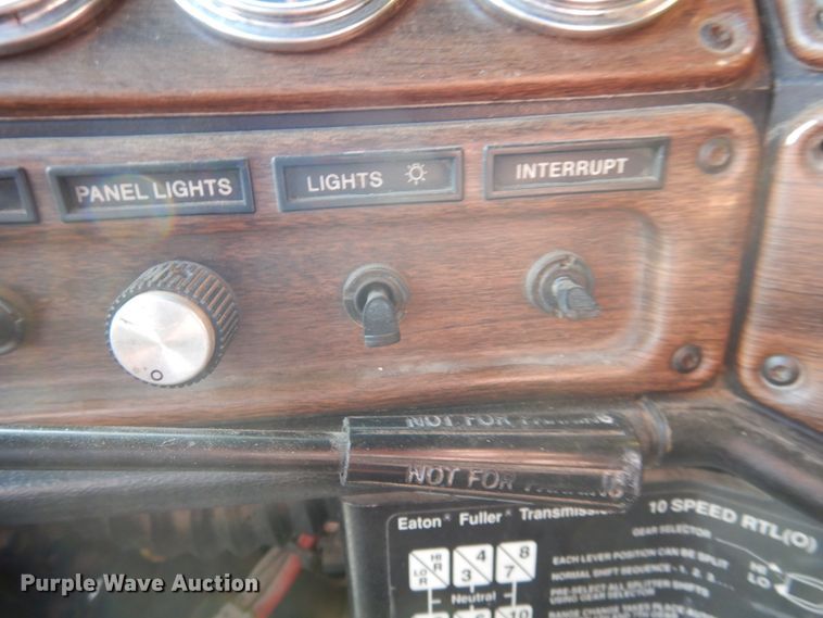 image for item DI3504 1995 Freightliner FLD  semi truck