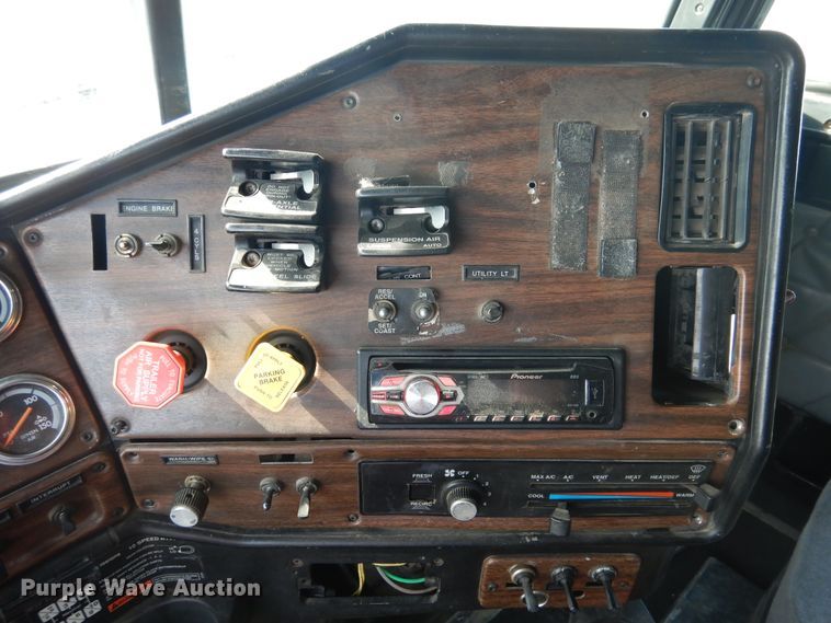 image for item DI3504 1995 Freightliner FLD  semi truck