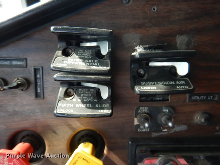 image for item DI3504 1995 Freightliner FLD  semi truck