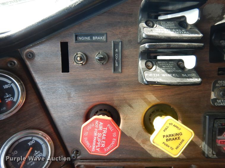 image for item DI3504 1995 Freightliner FLD  semi truck