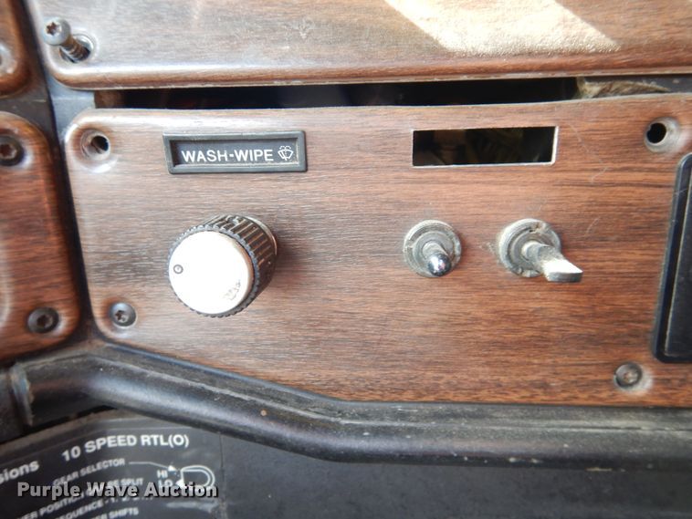 image for item DI3504 1995 Freightliner FLD  semi truck