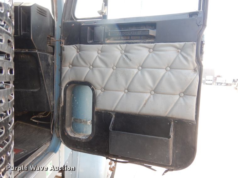 image for item DI3504 1995 Freightliner FLD  semi truck