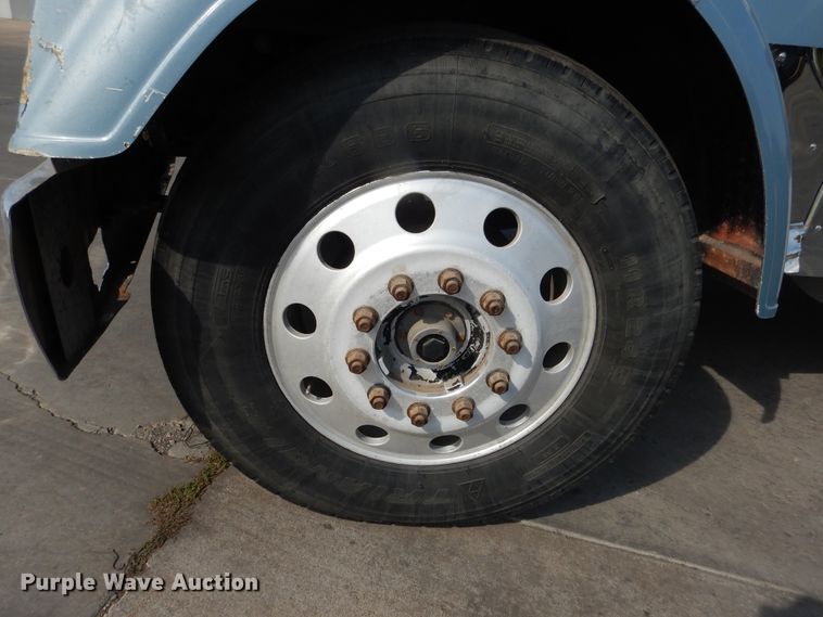 image for item DI3504 1995 Freightliner FLD  semi truck