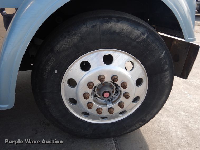 image for item DI3504 1995 Freightliner FLD  semi truck