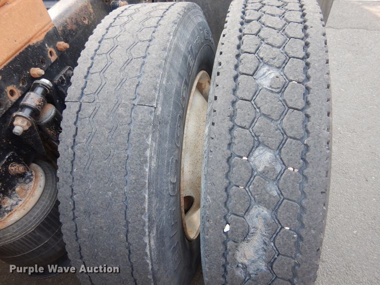 image for item DI3504 1995 Freightliner FLD  semi truck