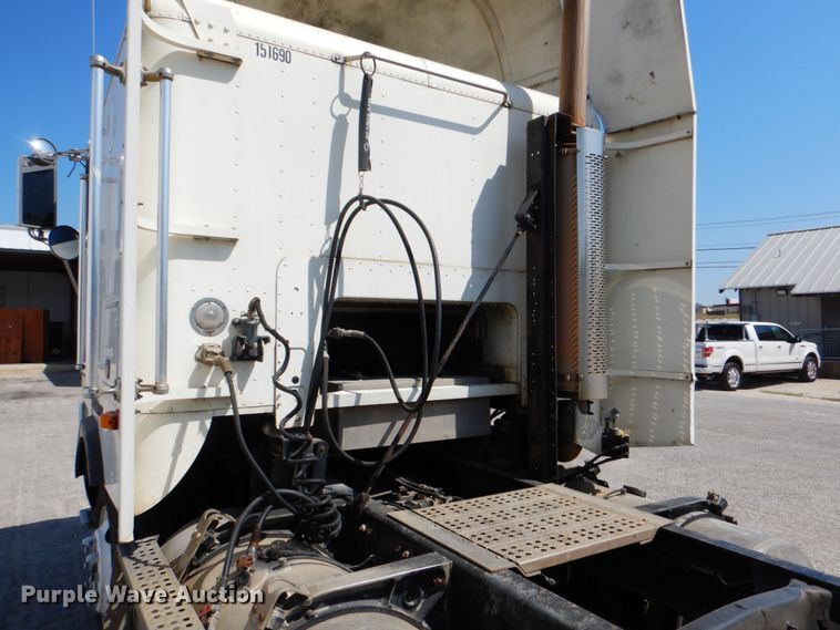 image for item DJ0751 1994 Freightliner FLB High  semi truck