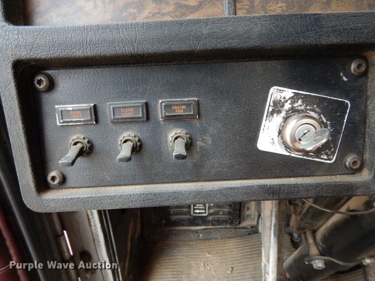 image for item DJ6516 1994 Kenworth  semi truck