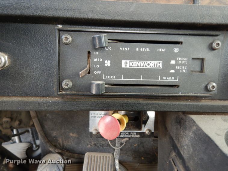 image for item DJ6516 1994 Kenworth  semi truck